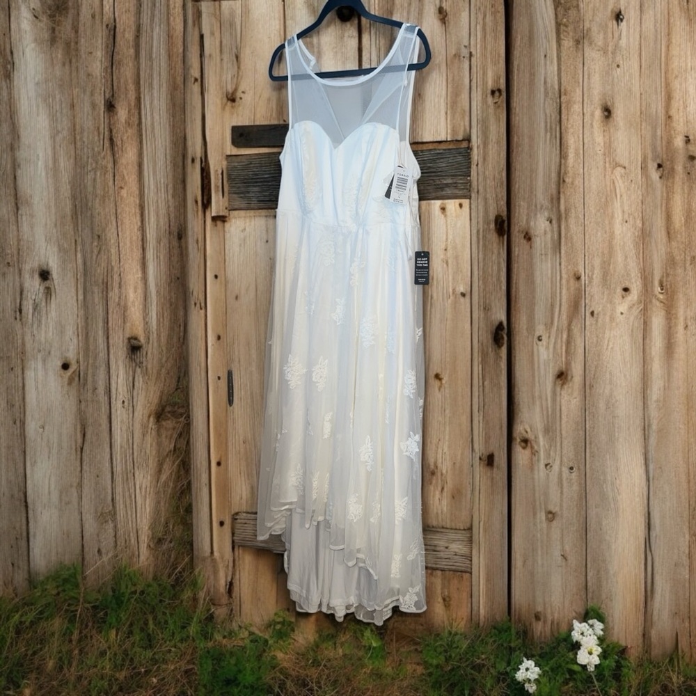 Torrid White Sleeveless Sweetheart Gown for Brides
